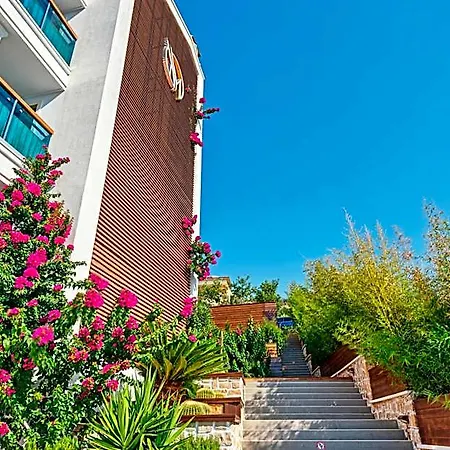 Meis Exclusive Hotel 3*